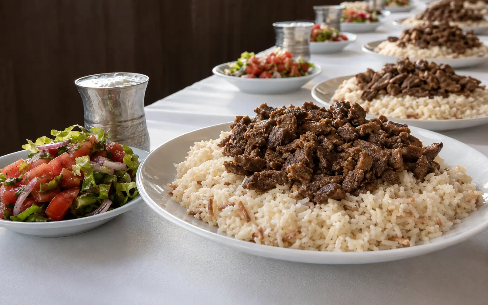 Düğün ve toplu davetler için hazırlanmış dana kavurma, pirinç pilavı, salata ve ayran